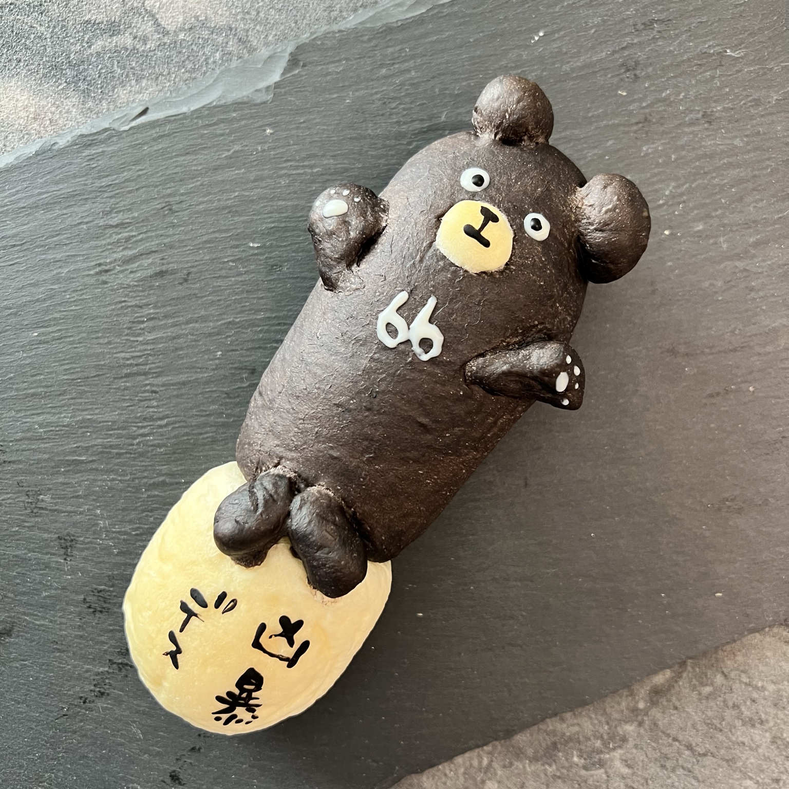 実物のろくろっくま クッキー&クリーム味パン