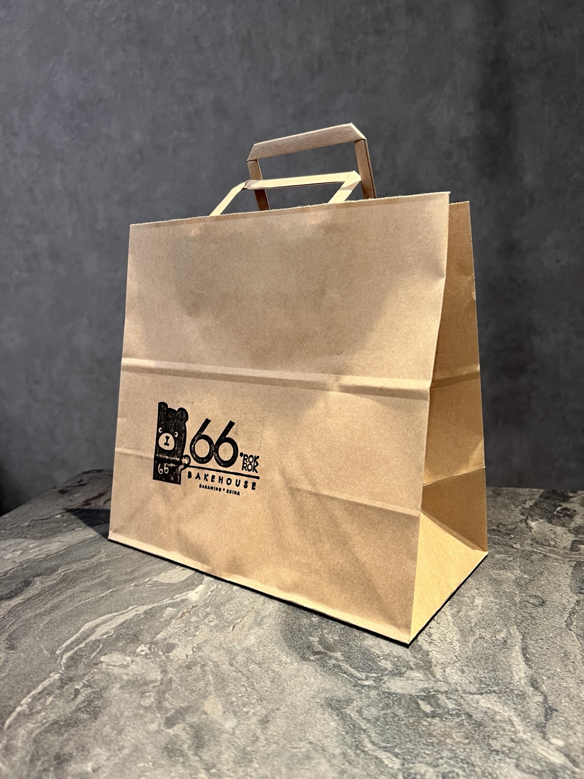 マカロンBOXに無料で付く66 BAKEHOUSEロゴ入りクラフト紙袋