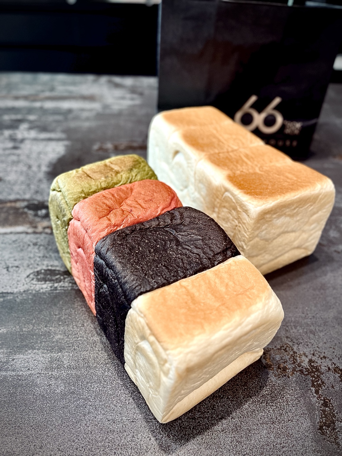 The食パンと4色のマルチカラー食パン