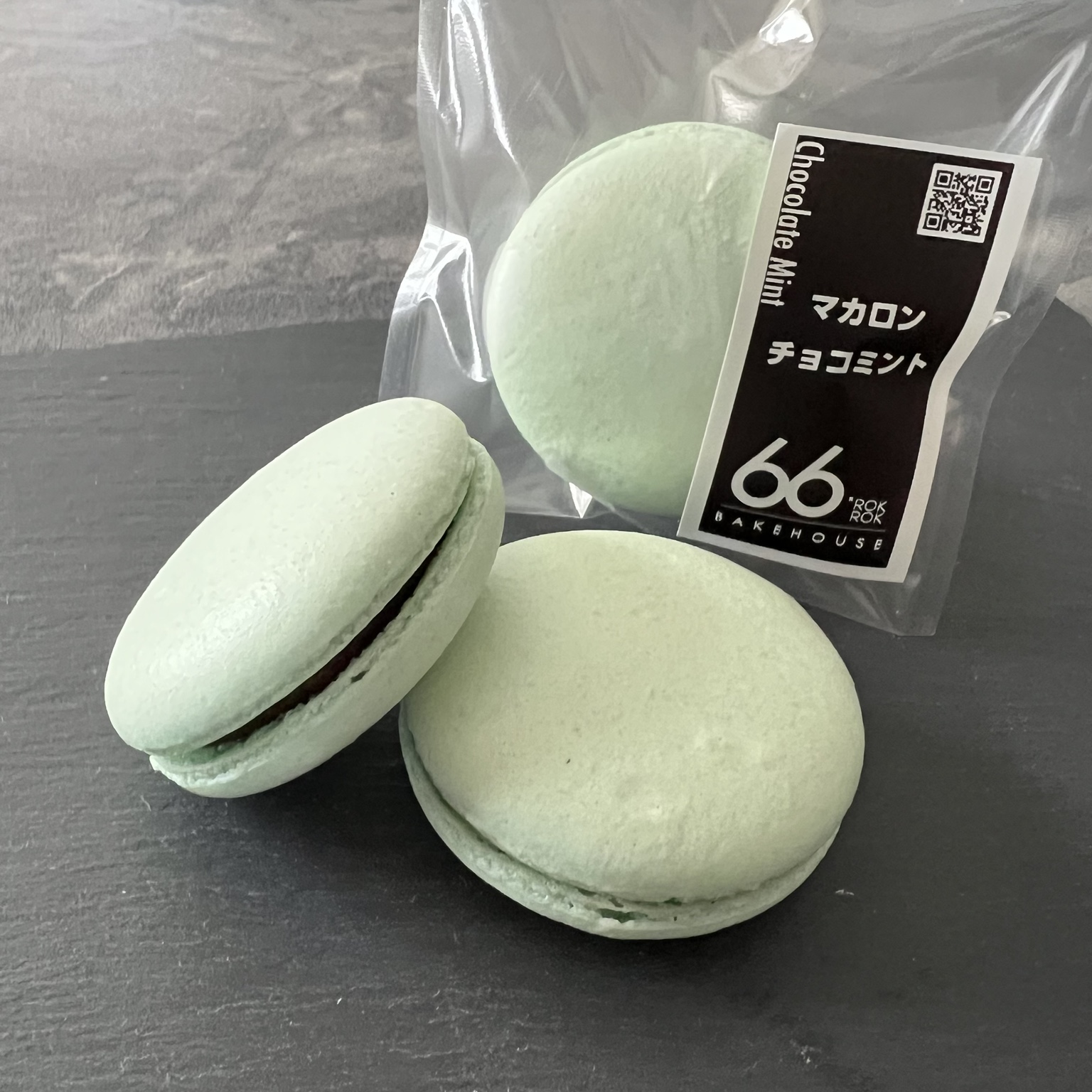 個包装と一緒に並べた期間限定チョコミントマカロン