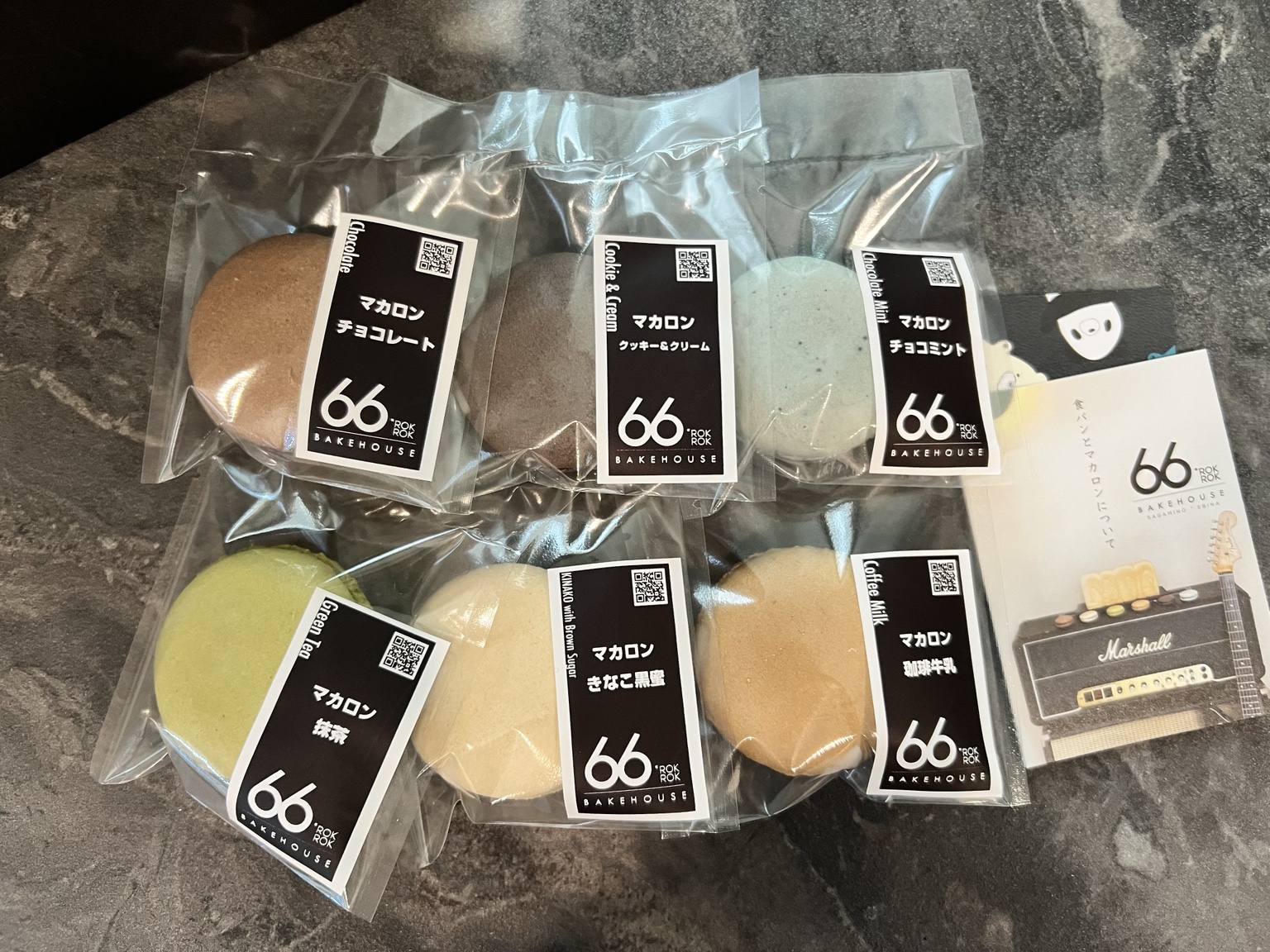 味のラベルを付けてひとつずつ個包装した6種のマカロン