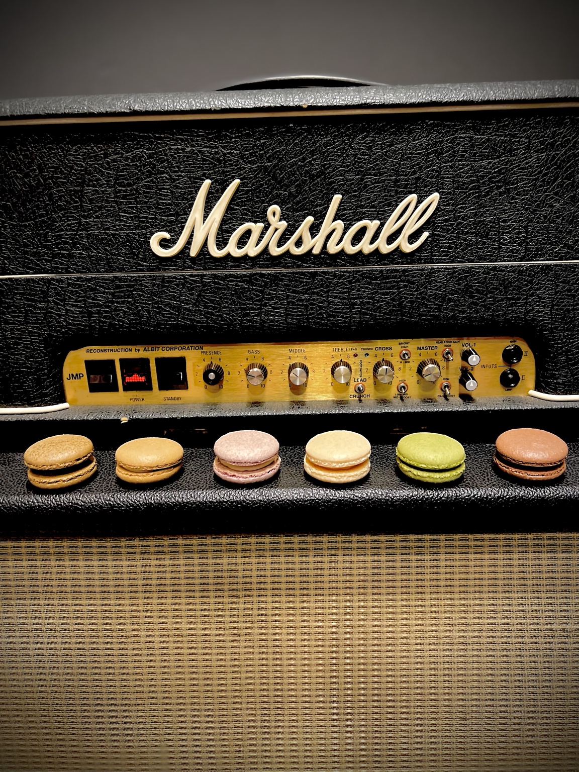 Marshallアンプの前に並ぶ66 BAKEHOUSEの6種のマカロン