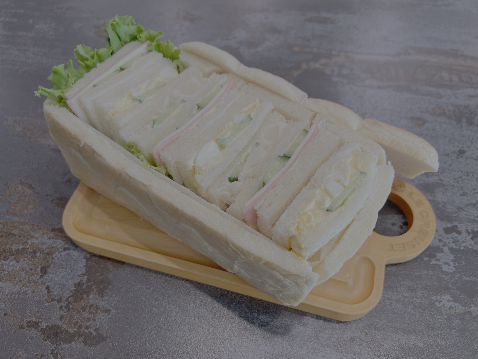The食パンにハム＆チーズ、たまご、ポテトサラダを詰めたパン・シュープリーズ